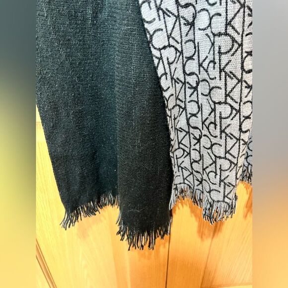 Calvin Klein Scarf 100% Acrylic Reversible Black And Gray - Picture 3 of 5